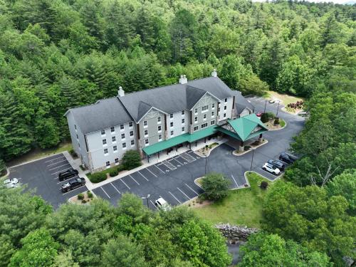 an aerial view of a hotel with a parking lot at Hampton Inn & Suites Cashiers - Sapphire Valley in Sapphire