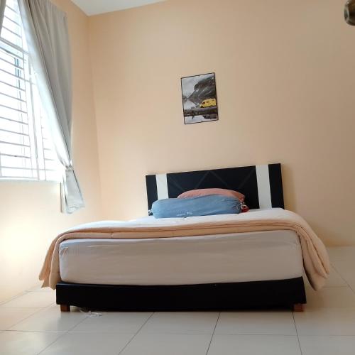 Ένα ή περισσότερα κρεβάτια σε δωμάτιο στο Happy Raub Guest House