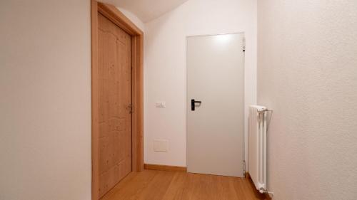 an empty room with a door and a wooden floor at Italianway - Adda 10 in Valdidentro