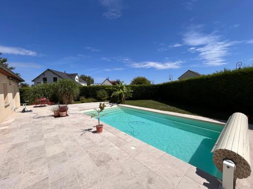 una piscina in mezzo a un cortile di La Villa du vignoble Piscine a Hermonville
