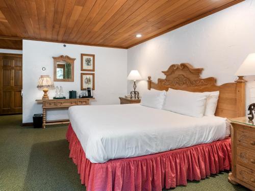 Una cama o camas en una habitación de Christiania Lodge