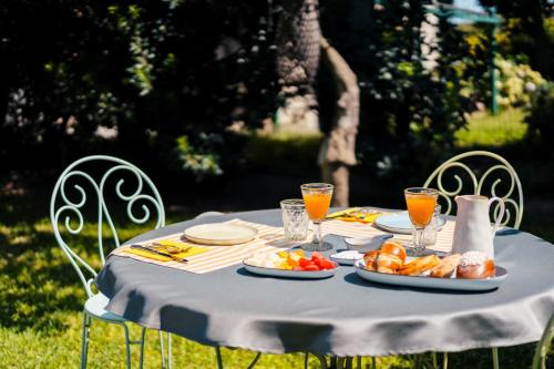 a blue table with plates of food on it at B&B PROCHYTEA in Procida