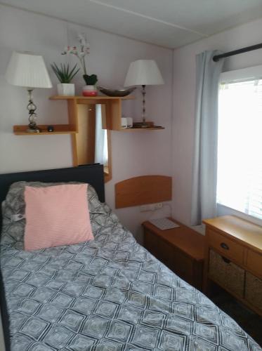 Ένα ή περισσότερα κρεβάτια σε δωμάτιο στο 13 Sully Bay Caravan