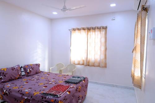 Postel nebo postele na pokoji v ubytování Gurukrupa Homestay, Pandharpur