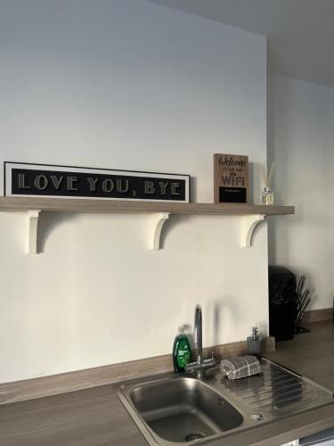 Cucina o angolo cottura di Newly Refurbished 1 Bedroom Flat