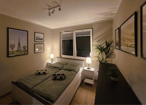 Postel nebo postele na pokoji v ubytování 81 degrees - Hot Lodging - Gorąca Kwatera w centrum Gliwic z prywatną sauną