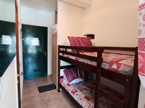 une petite pièce avec deux lits superposés dans l'établissement Résidence Plein Soleil - Joli studio sur les hauteurs de la station avec superbe vue - Parking MAE-0411, à Montgenèvre