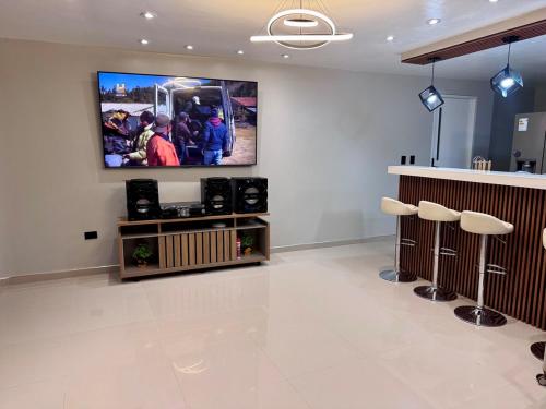 a waiting room with a tv on the wall at Apartamento Paramount in Huaraz