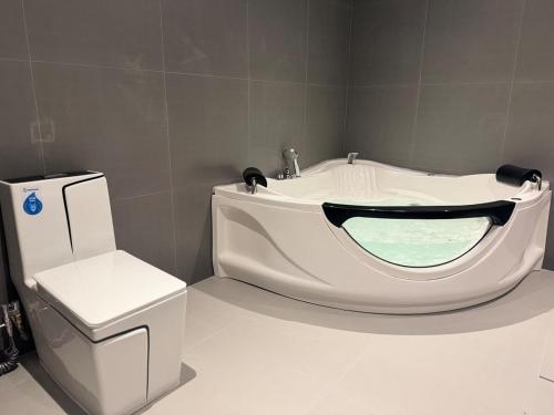 a bathroom with a bath tub and a toilet at Apartamento Paramount in Huaraz