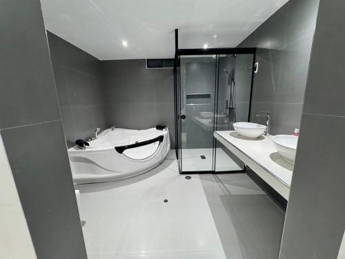 a bathroom with a shower and a sink and a toilet at Apartamento Paramount in Huaraz
