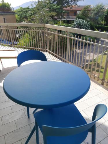 a blue table and two blue chairs on a patio at La Maison Verte in Formia