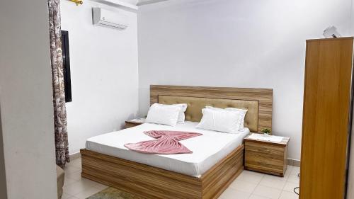 Un dormitorio con una cama con una manta rosa encima. en Havre de Paix au Centre de Dakar, en Dakar