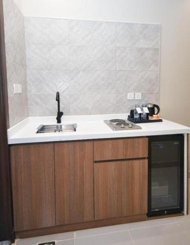 a kitchen with a sink and a counter top at شقق برج الفخامة in Quai