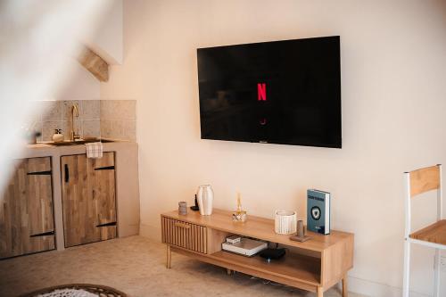 TV a/nebo společenská místnost v ubytování Évasion grecque en duo Suite balnéo Wifi