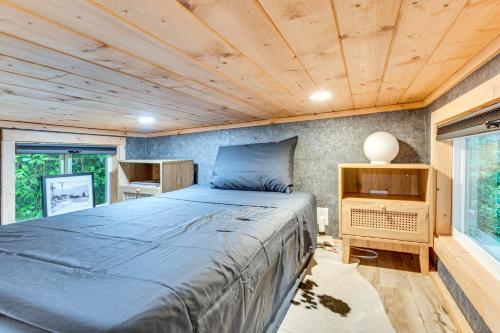 Un pat sau paturi într-o cameră la Hot Tub and Patio Private Couples Escape in ATL