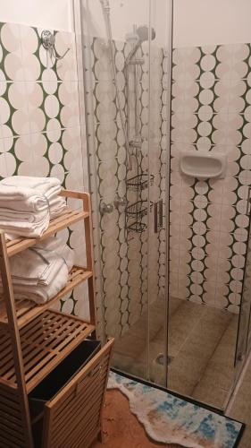 eine Dusche mit Glastür im Badezimmer in der Unterkunft CarolHouse in Lido Conchiglia