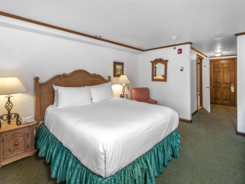 Una cama o camas en una habitación de Christiania Lodge