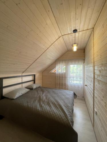 Una cama o camas en una habitación de Карпатська Тиша