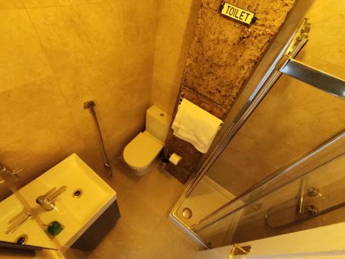 an overhead view of a bathroom with a toilet and sink at CA Cantábrico a la vista, frescor a tu alcance in Santander