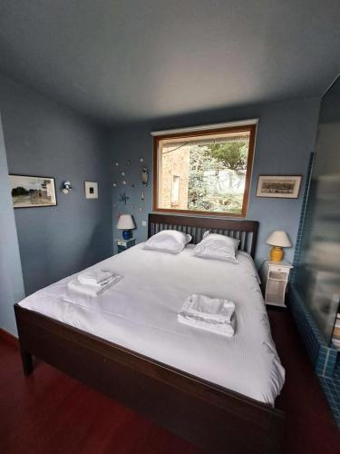 une chambre avec un grand lit avec des serviettes dessus dans l'établissement Résidence V50-perros Guirec - Villa vue mer sur le port de Ploumanac'h MAE-4134, à Perros-Guirec