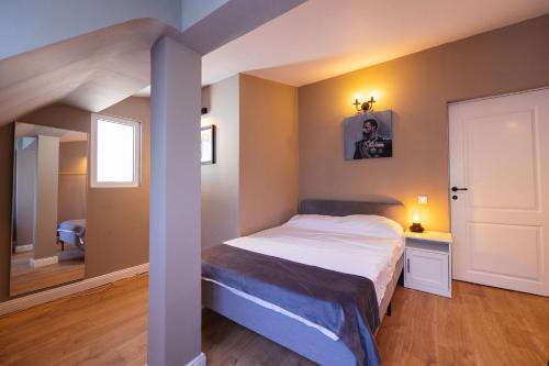 a small bedroom with a bed and a window at Cotroceni Accommodations House in Bucharest