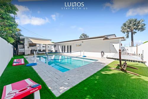 a house with a swimming pool in a yard at Perfect Location House in Miami Pool & Jacuzzi L43 in Miami