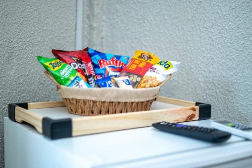 een mandje met chips en snacks bovenop een bureau bij Alo viajante in Sorocaba