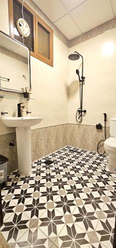 a bathroom with a black and white checkered floor at Modern & Comfy Studio-AlGhub 13 in Ras al Khaimah