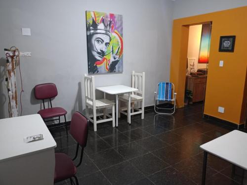 a waiting room with chairs and tables and a painting at Hospedaria Casa373 valores acessíveis Vila Mariana e Vila Clementino in Sao Paulo