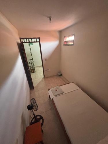 a small room with a bed and a mirror at Hotel Portal Simacotero in Simacota