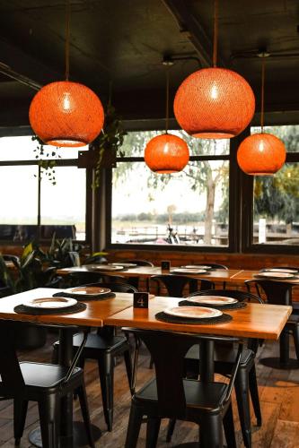 Εστιατόριο ή άλλο μέρος για φαγητό στο Apart Hotel & Resto Ribera del Baradero