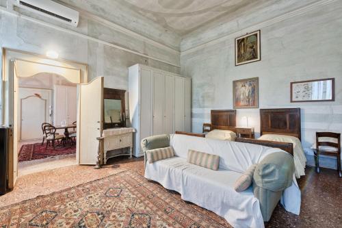 a living room with a couch and a bedroom at Country Suite 200mq in Vanzo