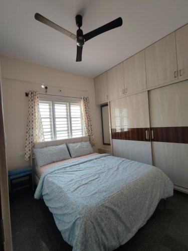 Postel nebo postele na pokoji v ubytování Isiri Service Apartment