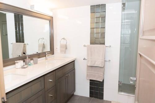 Ένα μπάνιο στο Garden Oasis 2 Villa With Private Pool