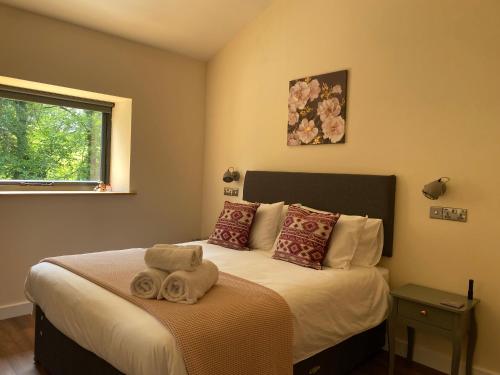 a bedroom with a bed with towels on it at Sun Valley Retreat in Milton