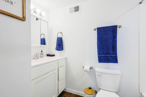 Un baño con un inodoro blanco y una toalla azul. en Chic 1BR Near University, en Maryville