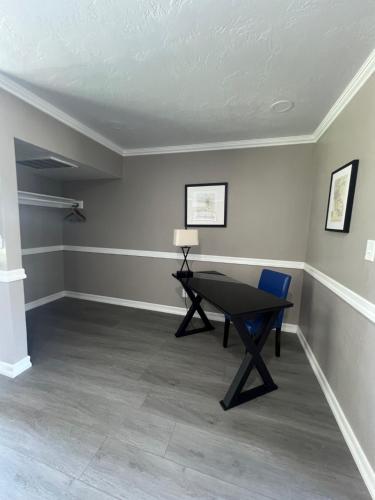 a dining room with a table and a chair at Lamp Liter Inn in Visalia