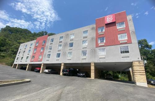a large building with cars parked in a parking lot at Red Roof Inn Pittsburgh - McKnight Rd in Pittsburgh