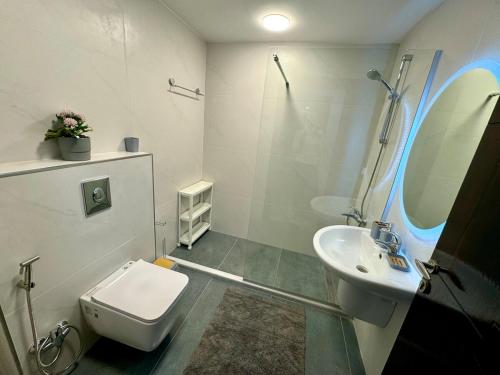 Kupatilo u objektu Loom & Light In the best location in Abdoun Amman