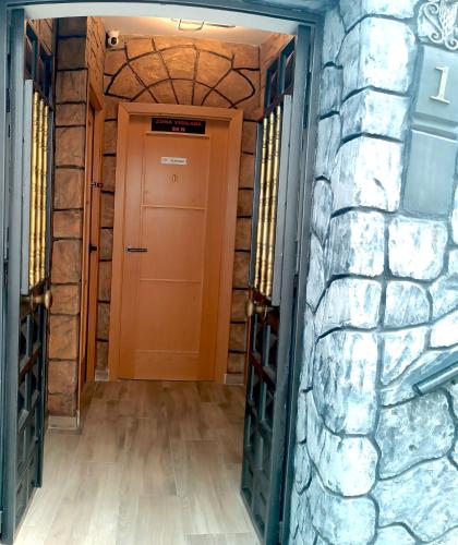 a hallway with a door and a stone wall at Apartamento La Vista in Algarrobo