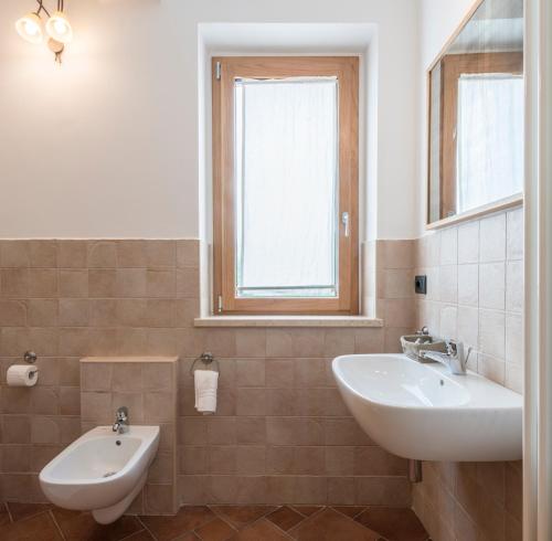 Posta FibrenoにあるOasi dei Saporiのバスルーム(洗面台、トイレ付)、窓が備わります。