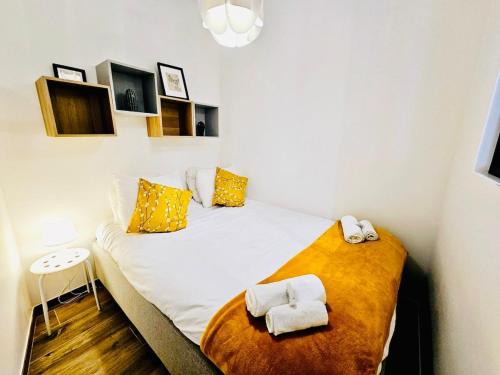 Una cama o camas en una habitación de Elegant 1BR stay with terrace