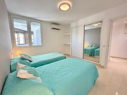 Las Palmeras BeachFront and Pool Cozy Apartment
