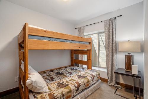 Un dormitorio con una litera y una ventana. en 500 Vasquez Road #5 3BR Townhome in Downtown Winter Park with Deck, en Winter Park