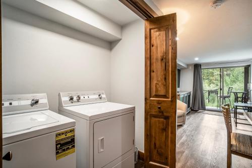 un lavadero con lavadora y secadora en 500 Vasquez Road #5 3BR Townhome in Downtown Winter Park with Deck, en Winter Park