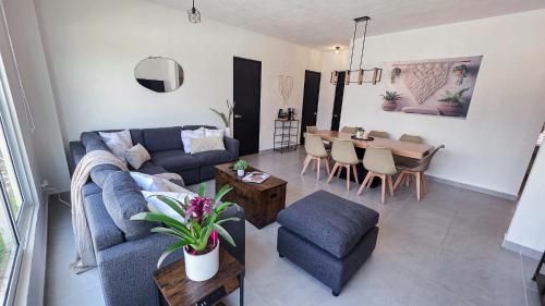 Χώρος καθιστικού στο Cozy new apartment 3BR with amazing Pool