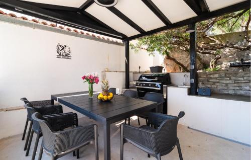 Φωτογραφία από το άλμπουμ του Lovely Home In Rogac With Wifi σε Rogač
