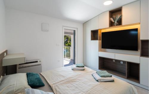 Μια τηλεόραση ή/και κέντρο ψυχαγωγίας στο Lovely Home In Rogac With Wifi