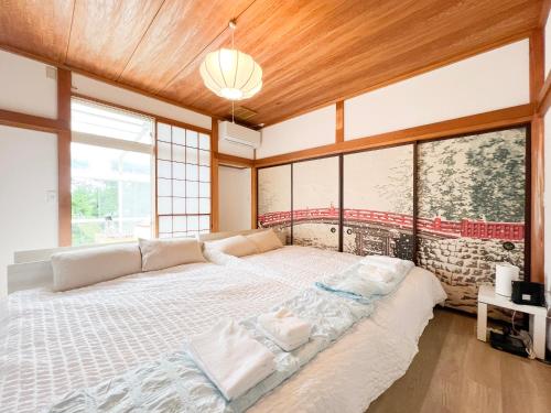 Ένα ή περισσότερα κρεβάτια σε δωμάτιο στο FoSHI JR NIKKO 11min 7-11 7min