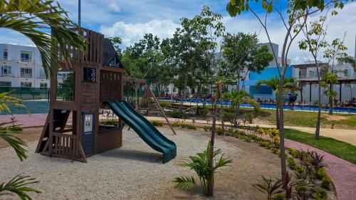 Ο χώρος παιχνιδιού για παιδιά στο Cozy new apartment 3BR with amazing Pool